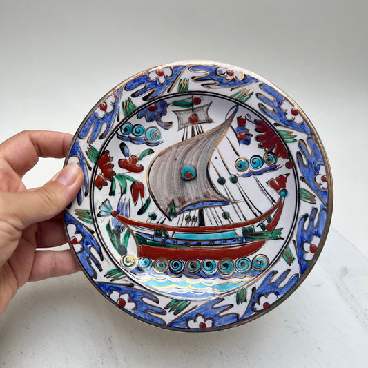 Vintage Ikaros Pottery Wandteller Rhodos Griechenland Handbemalt Segelschiff Gold-Relief Souvenir Ø 17,5cm