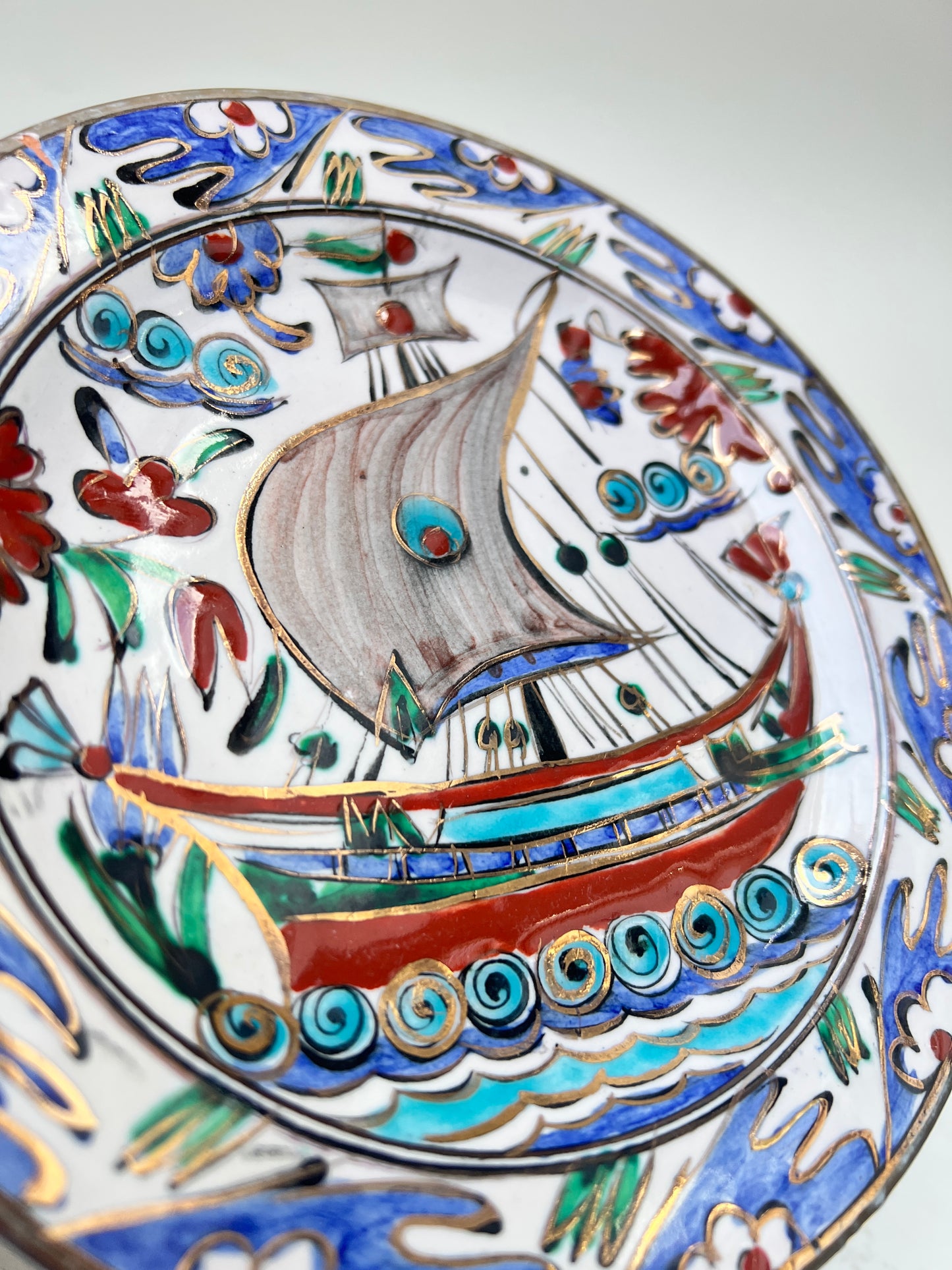 Vintage Ikaros Pottery Wandteller Rhodos Griechenland Handbemalt Segelschiff Gold-Relief Souvenir Ø 17,5cm