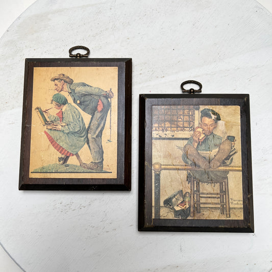 Set aus 2 kleinen Norman Rockwell Kunstdrucken auf Holz Lion's Share und Hayseed Critic