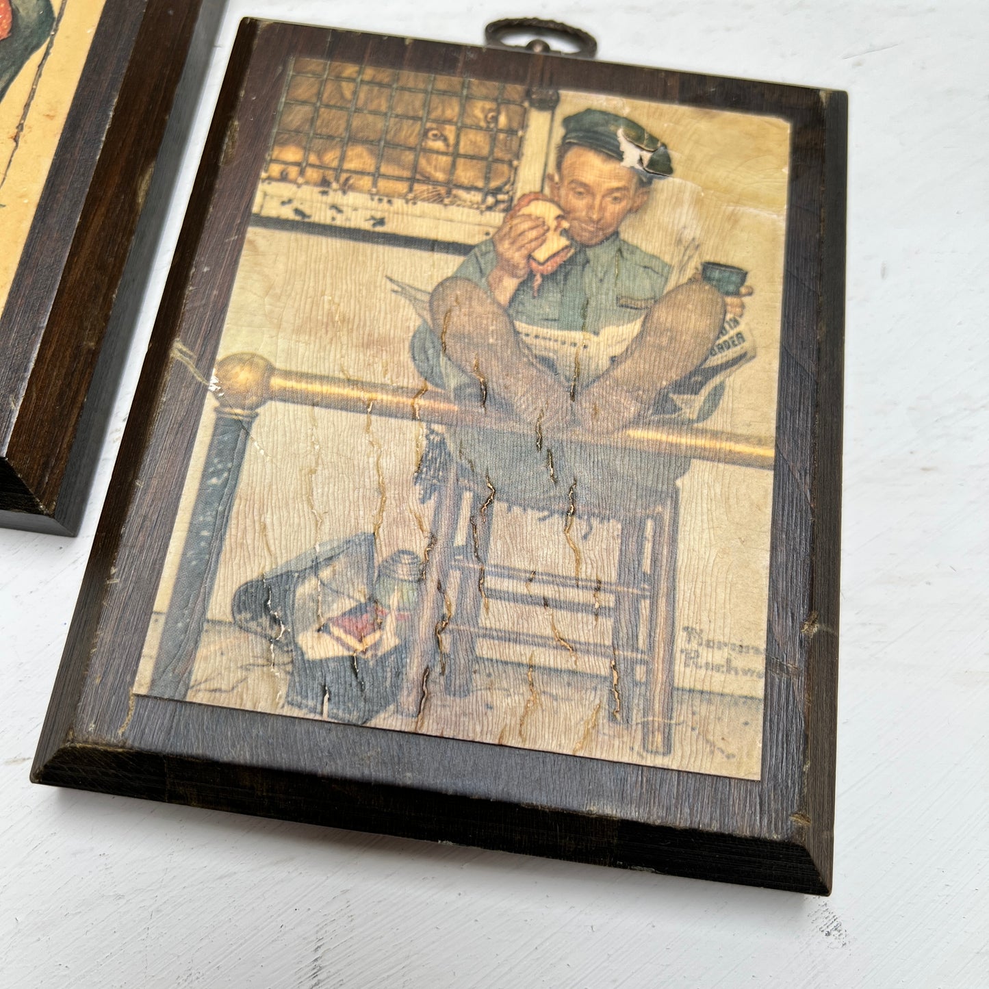 Set aus 2 kleinen Norman Rockwell Kunstdrucken auf Holz Lion's Share und Hayseed Critic