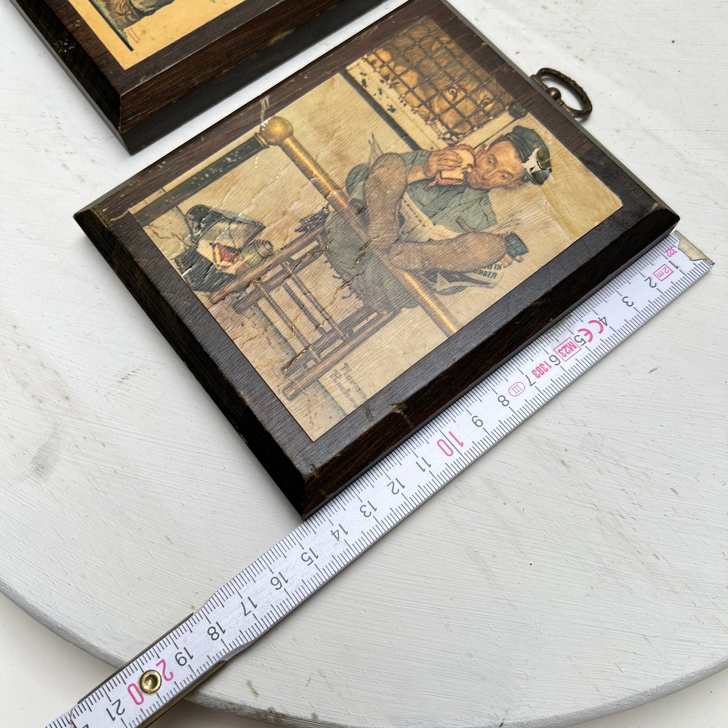 Set aus 2 kleinen Norman Rockwell Kunstdrucken auf Holz Lion's Share und Hayseed Critic