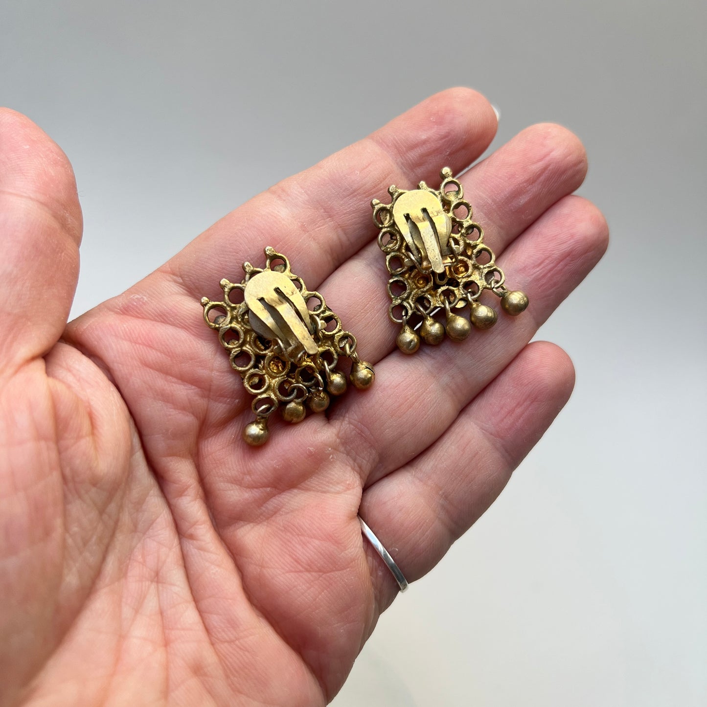 Vintage Ohrclips indische Gunghroo Glöckchen etruskisch gold ethno boho