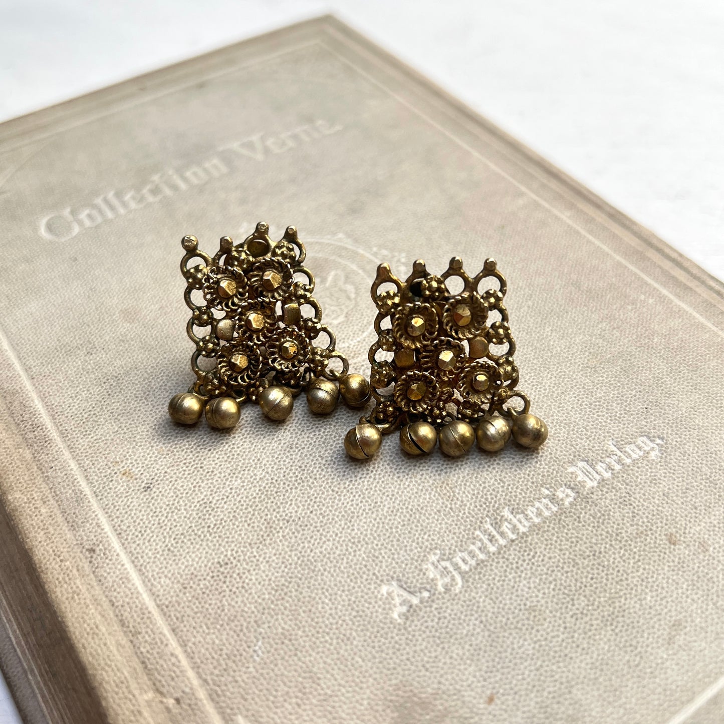 Vintage Ohrclips indische Gunghroo Glöckchen etruskisch gold ethno boho