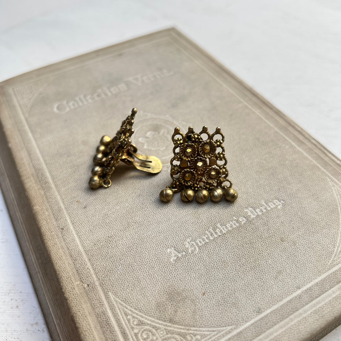 Vintage Ohrclips indische Gunghroo Glöckchen etruskisch gold ethno boho