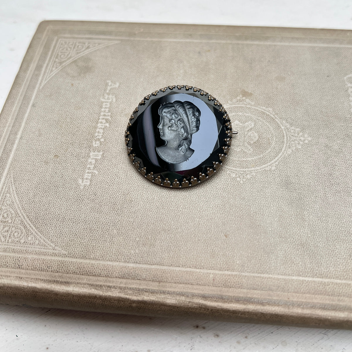 Antike Brosche Schwarzes Glas Kamee Cameo Intaglio um 1900 Viktorianischer Trauerschmuck French Jet Brooch Vintage Historismus