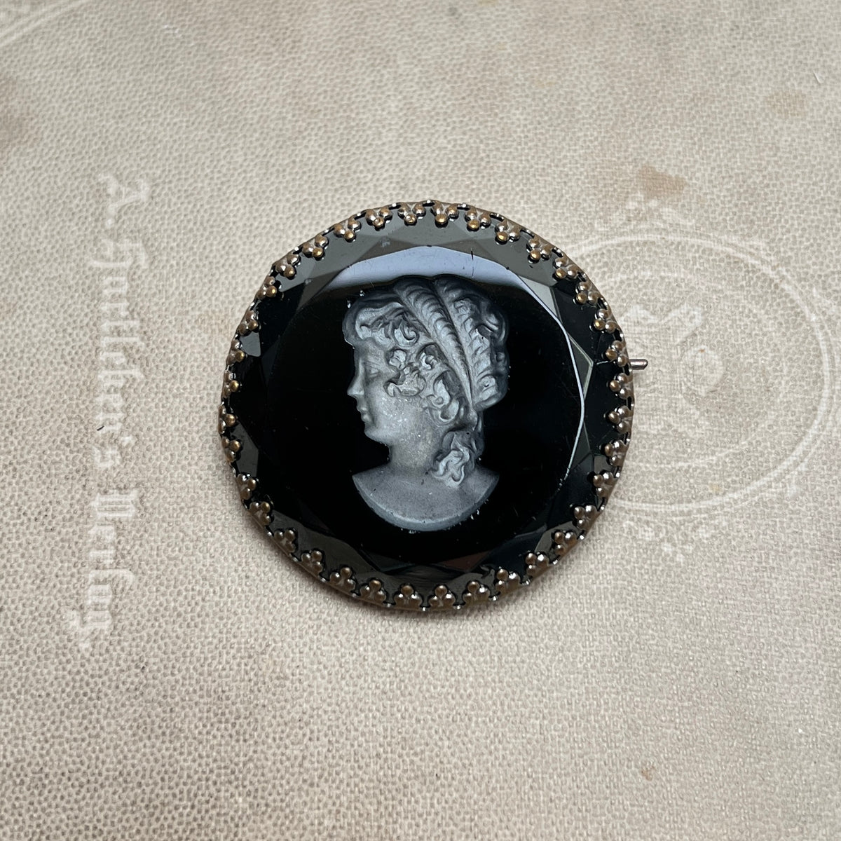 Antike Brosche Schwarzes Glas Kamee Cameo Intaglio um 1900 Viktorianischer Trauerschmuck French Jet Brooch Vintage Historismus
