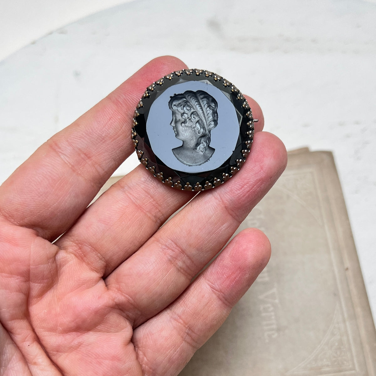Antike Brosche Schwarzes Glas Kamee Cameo Intaglio um 1900 Viktorianischer Trauerschmuck French Jet Brooch Vintage Historismus