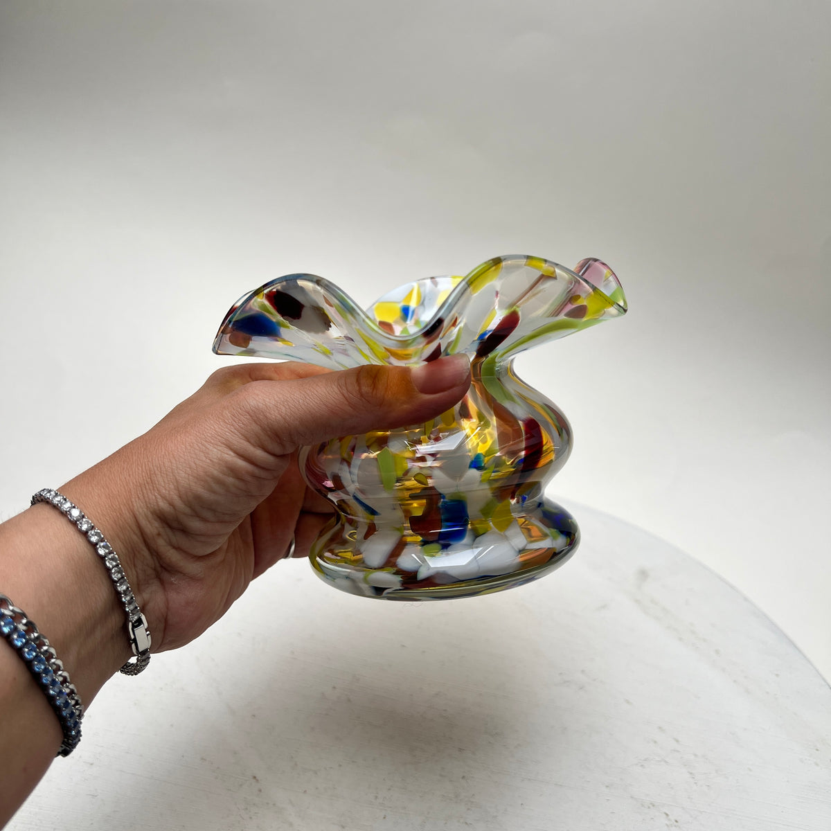Vintage mundgeblasene Kunstglas Konfetti Vase Murano Stil Holstein Wellenrand Ruffle