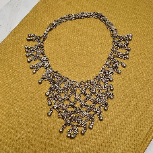 Antike jemenitische Lätzchen Bib-Halskette (Labbe) Filigran & Gitter-Mesh im Bezalel-Stil