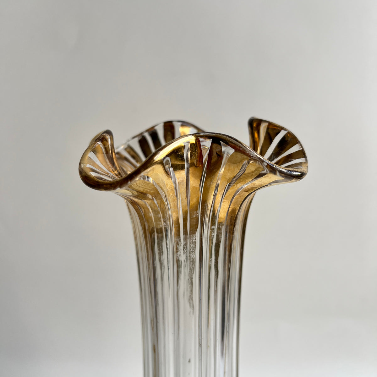 Vintage Mid Century Glasvase gerippt mit gewelltem Rand Gold-Akzente Murono-Stil