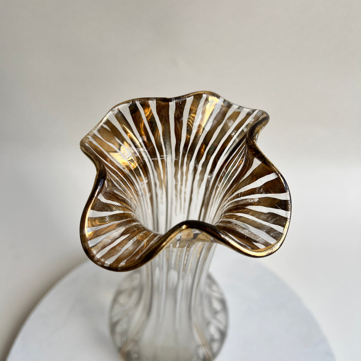 Vintage Mid Century Glasvase gerippt mit gewelltem Rand Gold-Akzente Murono-Stil