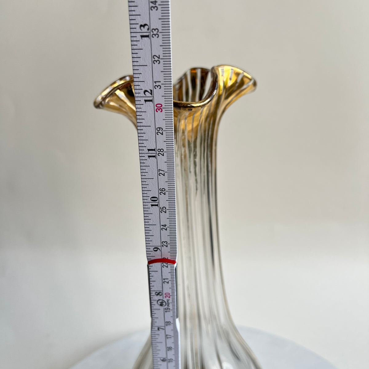 Vintage Mid Century Glasvase gerippt mit gewelltem Rand Gold-Akzente Murono-Stil