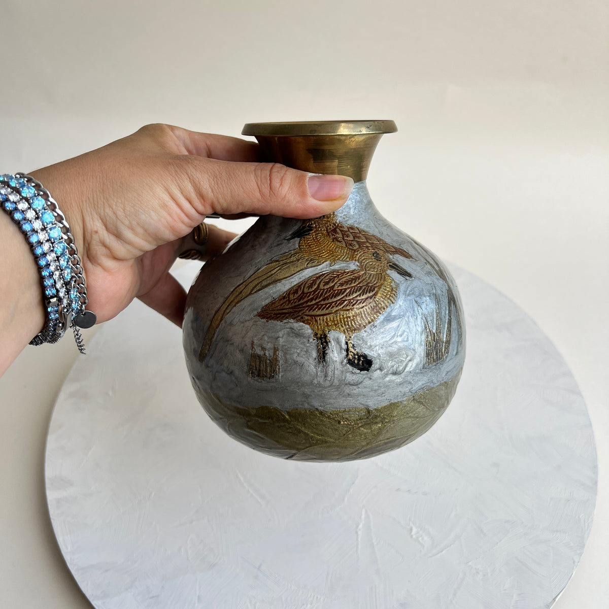 Vintage Messing Vase handgemalt Wasservögel gravierte Emaille indischer Cloisonné Stil