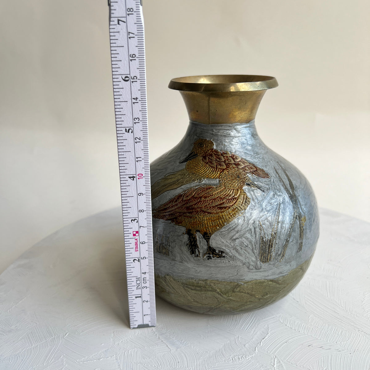 Vintage Messing Vase handgemalt Wasservögel gravierte Emaille indischer Cloisonné Stil