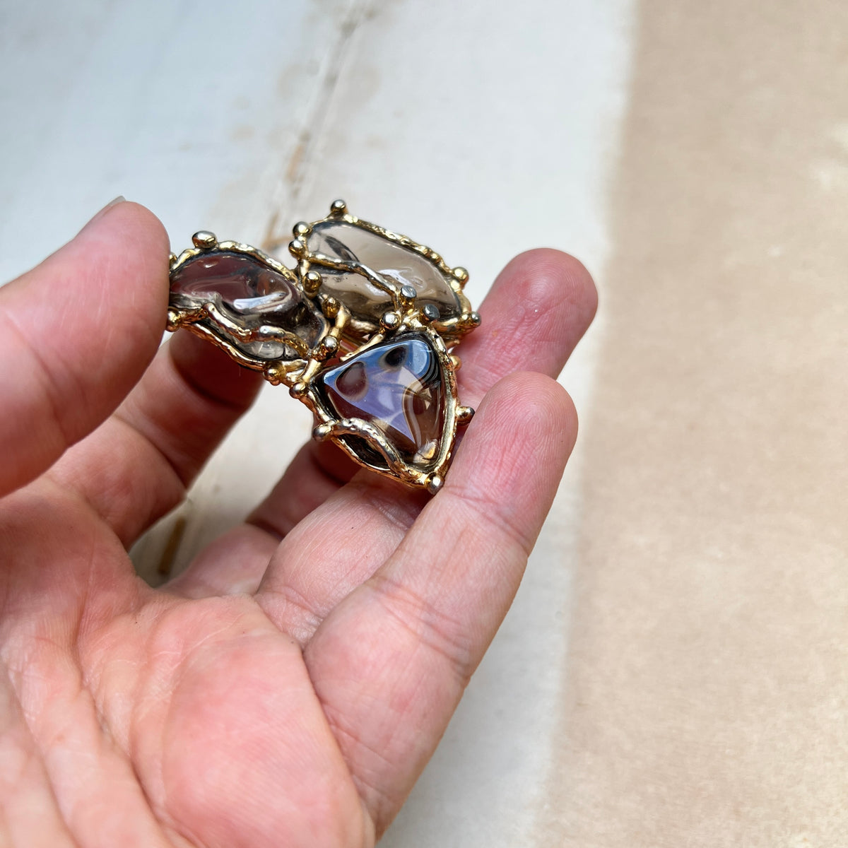 Abstrakte Vintage Rauchglas Brosche Naturalist skandinavischer Brutalismus Schmuck 70er Jahre