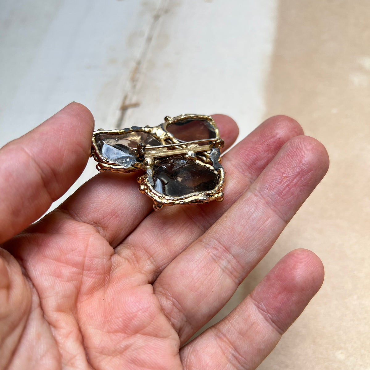 Abstrakte Vintage Rauchglas Brosche Naturalist skandinavischer Brutalismus Schmuck 70er Jahre