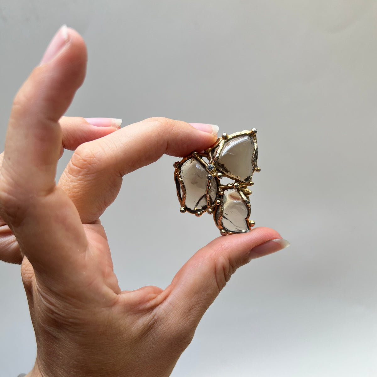 Abstrakte Vintage Rauchglas Brosche Naturalist skandinavischer Brutalismus Schmuck 70er Jahre