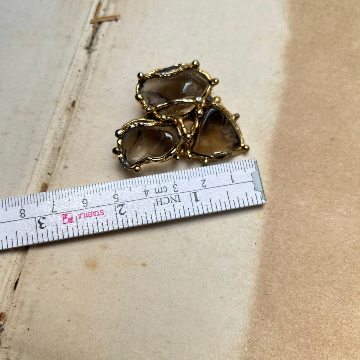 Abstrakte Vintage Rauchglas Brosche Naturalist skandinavischer Brutalismus Schmuck 70er Jahre