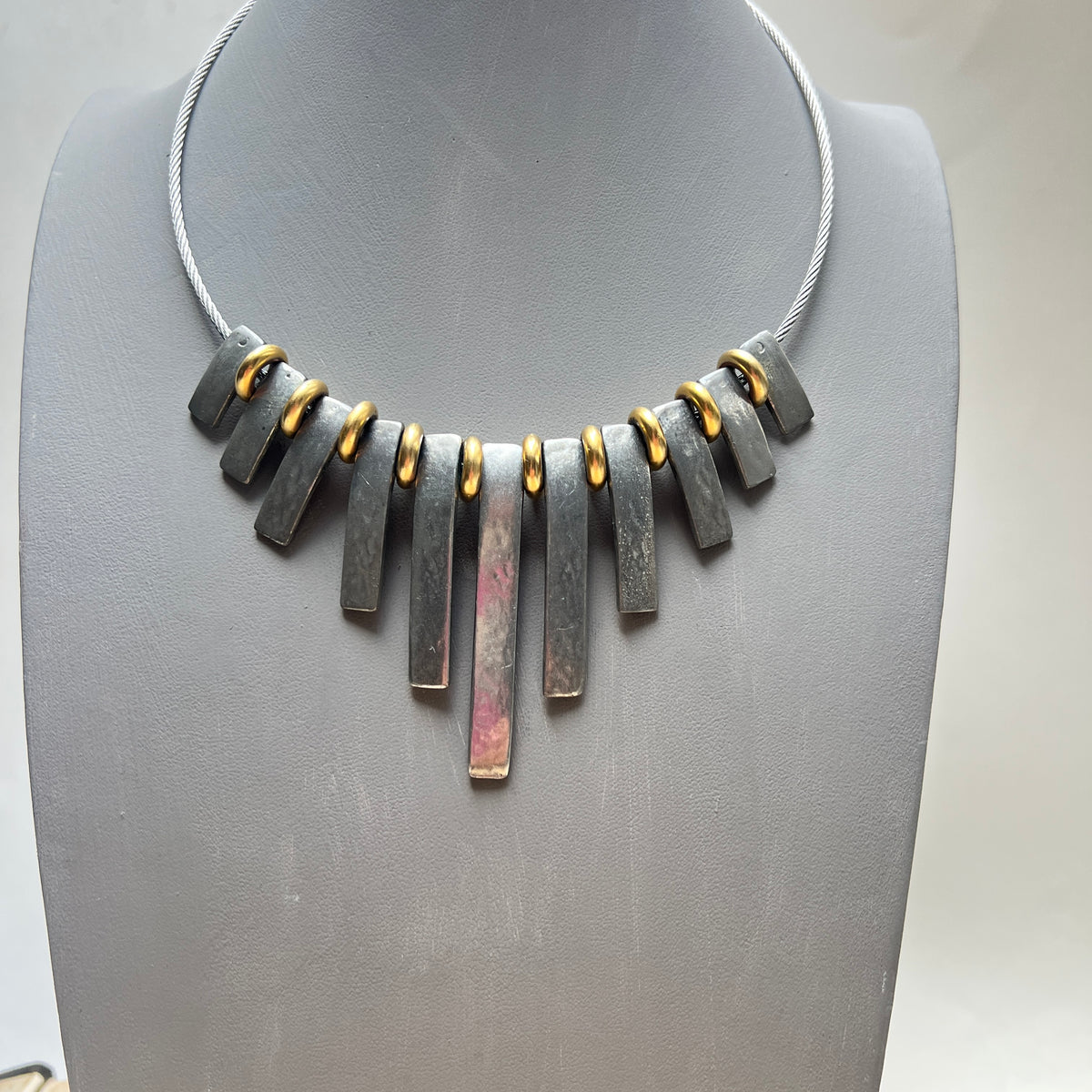 90er Vintage Studio Avantgarde Halskette Kabeldraht Chocker Sunburst Strahlen Design Modernist
