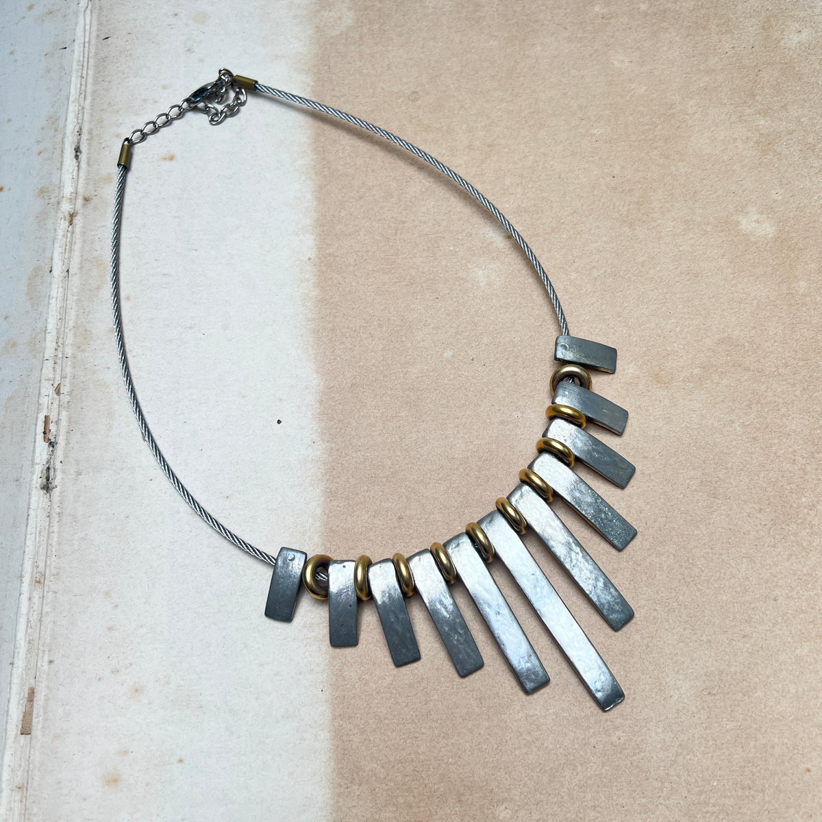 90er Vintage Studio Avantgarde Halskette Kabeldraht Chocker Sunburst Strahlen Design Modernist