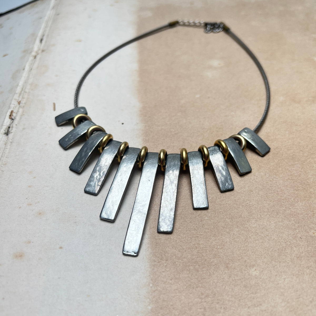 90er Vintage Studio Avantgarde Halskette Kabeldraht Chocker Sunburst Strahlen Design Modernist