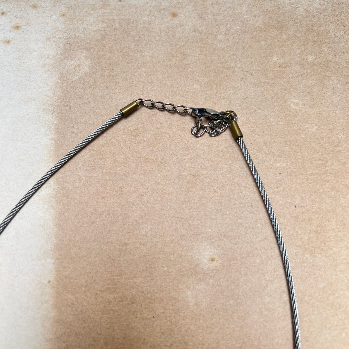 90er Vintage Studio Avantgarde Halskette Kabeldraht Chocker Sunburst Strahlen Design Modernist