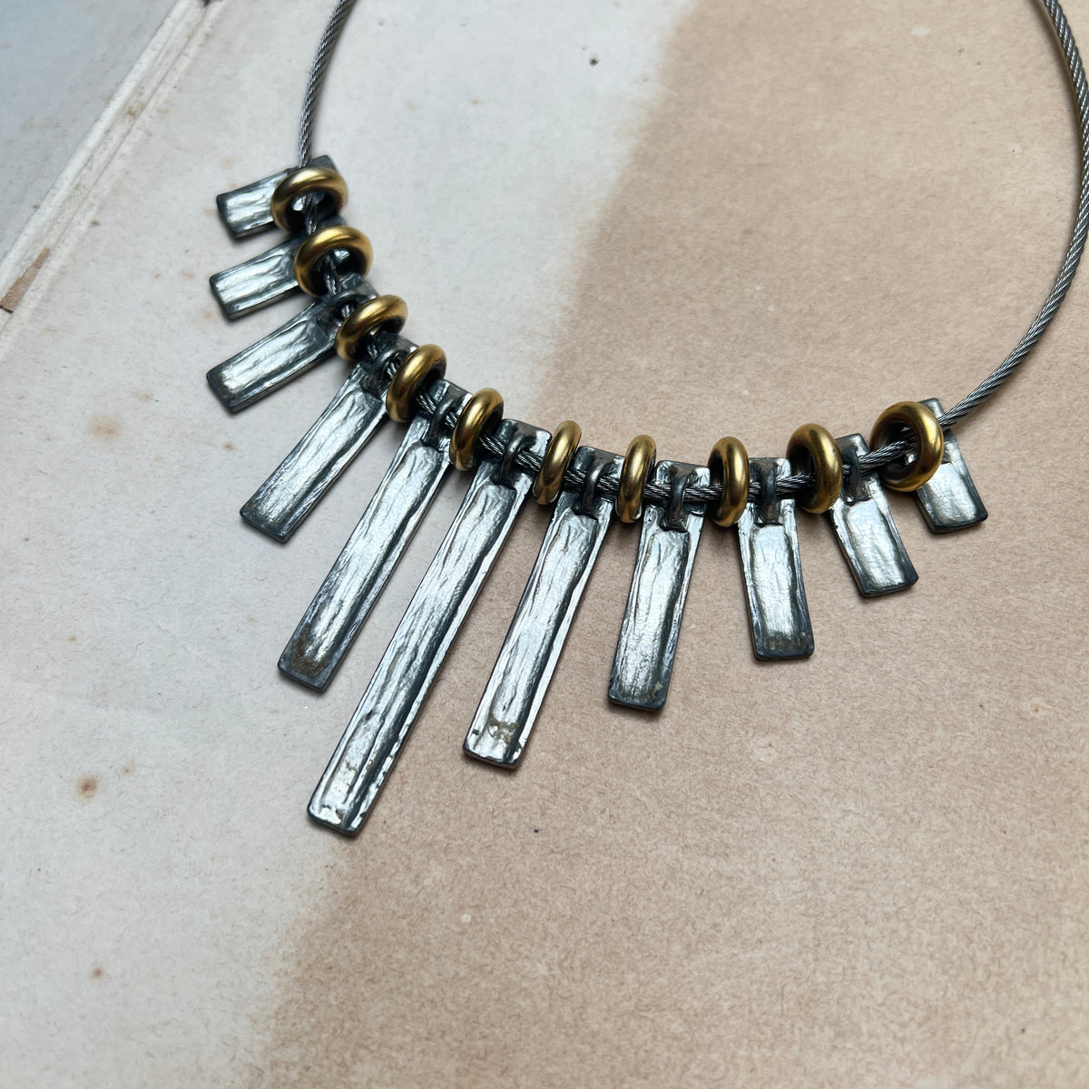 90er Vintage Studio Avantgarde Halskette Kabeldraht Chocker Sunburst Strahlen Design Modernist