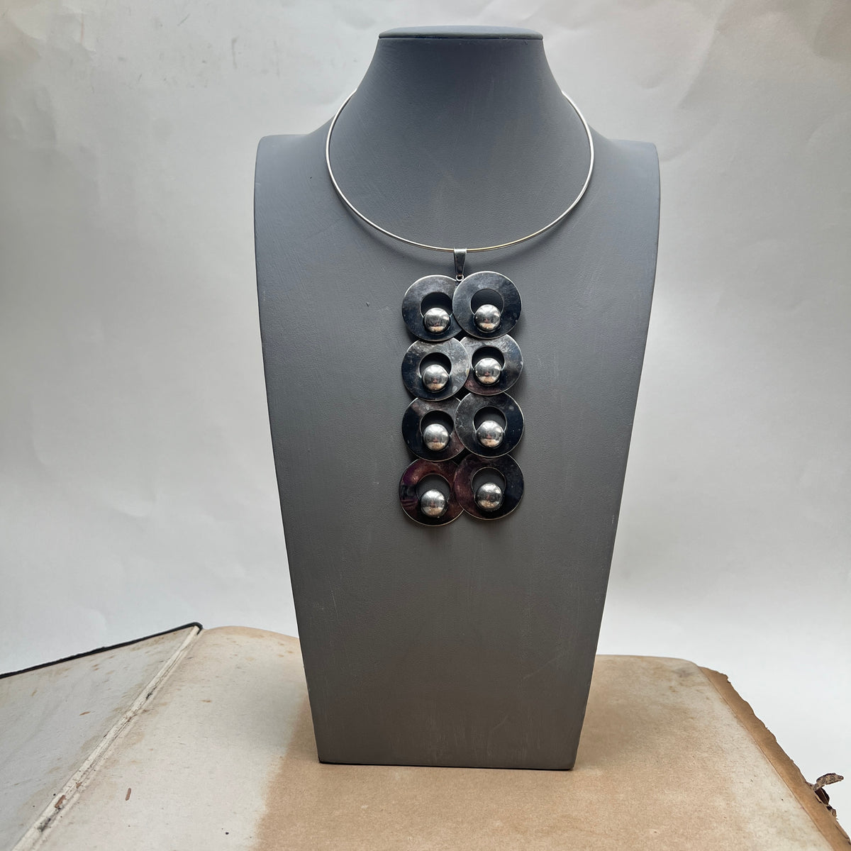 Vintage Space Age Halsreif mit Modular-Anhänger Op-Art Modernist Silber Kette