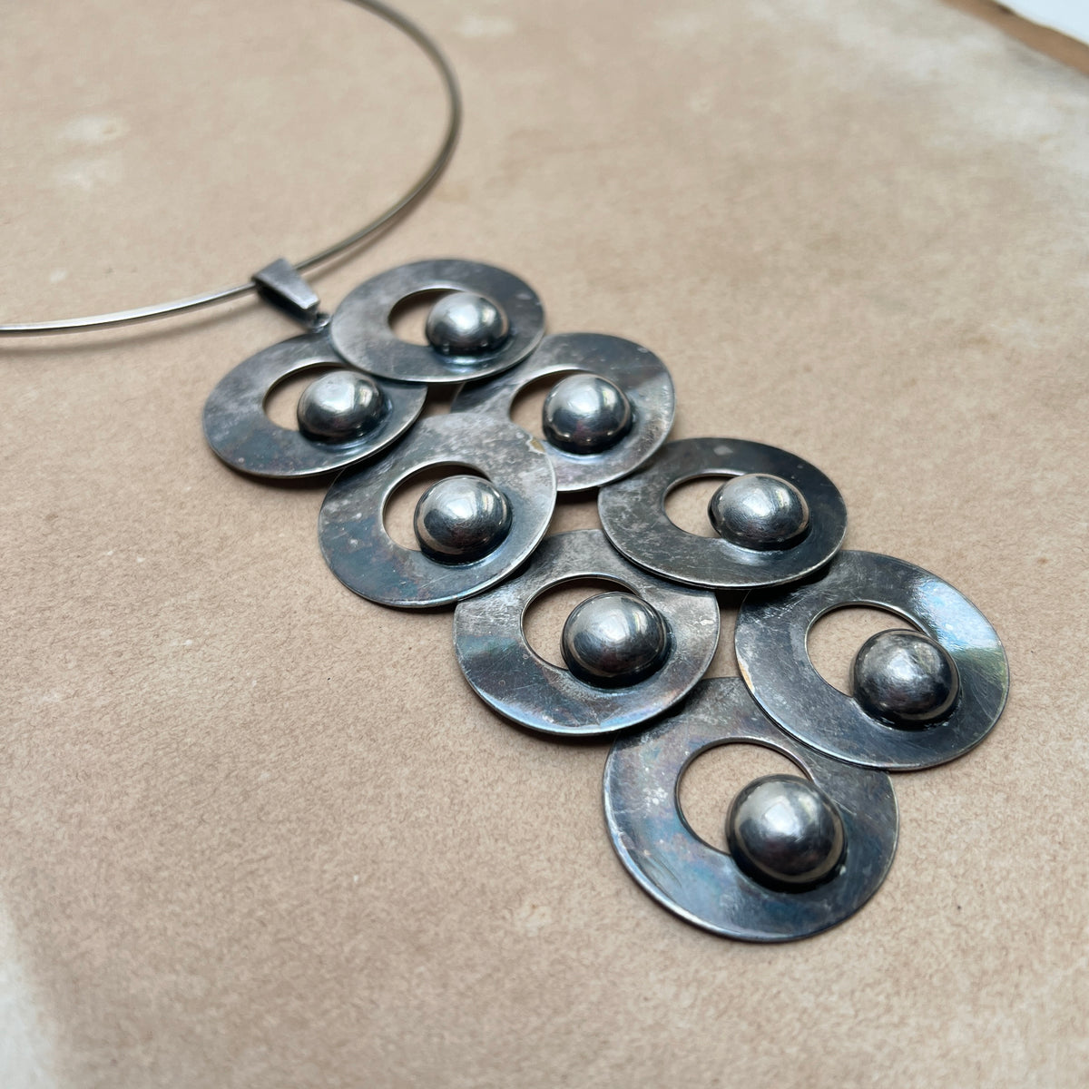 Vintage Space Age Halsreif mit Modular-Anhänger Op-Art Modernist Silber Kette