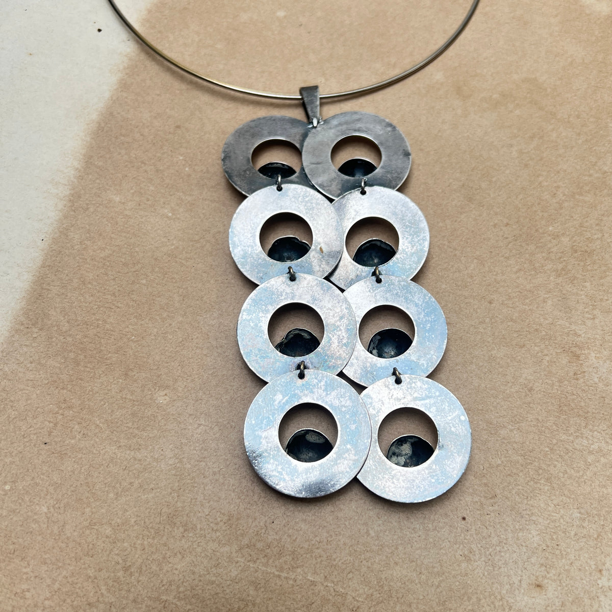 Vintage Space Age Halsreif mit Modular-Anhänger Op-Art Modernist Silber Kette
