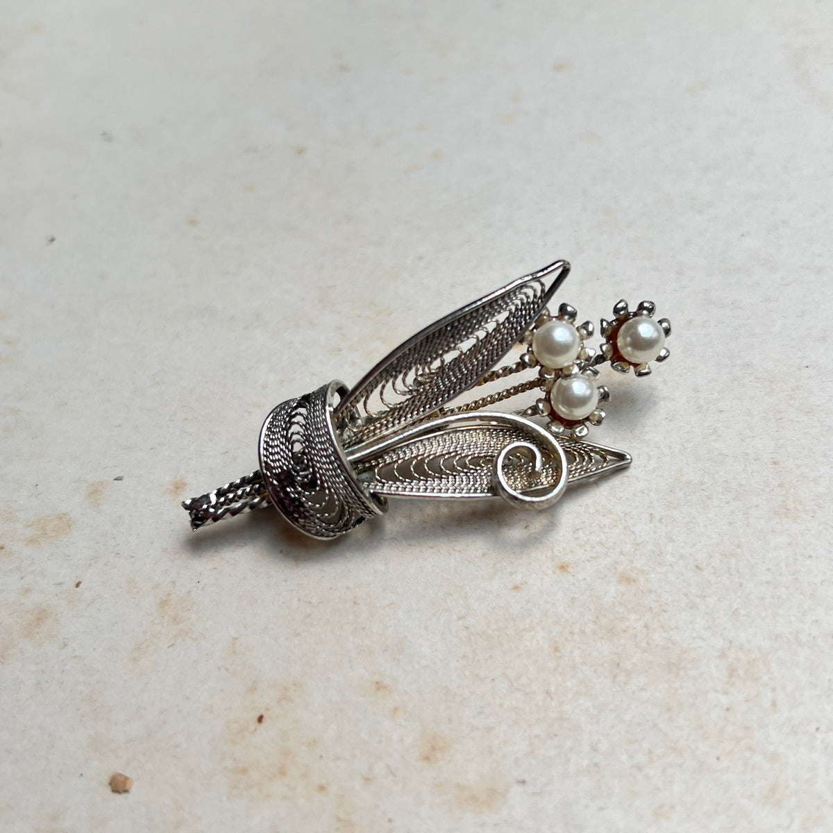 Vintage Blumenbouquet Filigran Brosche mit Kunstperlen 50er Jahre silber