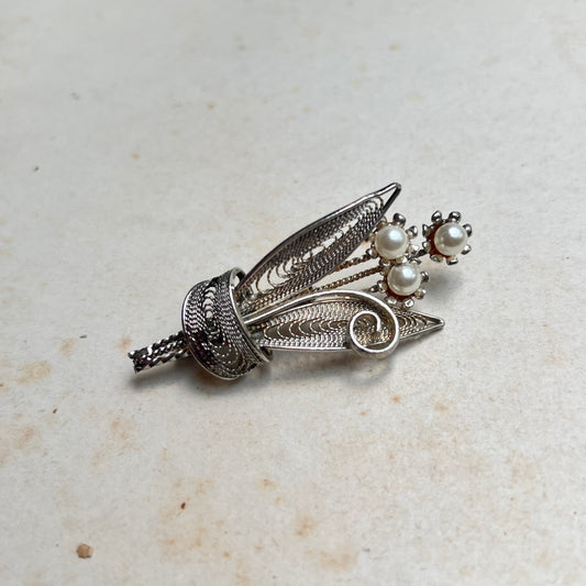 Vintage Blumenbouquet Filigran Brosche mit Kunstperlen 50er Jahre silber