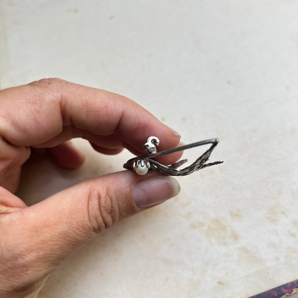 Vintage Modernist Brosche silber mit Perlen und Bark Rinden Borkenmuster