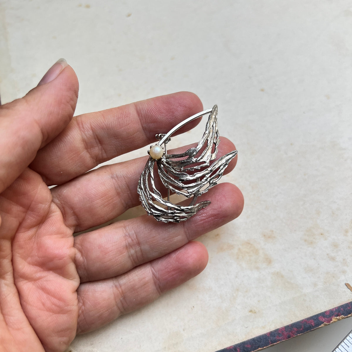 Vintage Modernist Brosche silber mit Perlen und Bark Rinden Borkenmuster