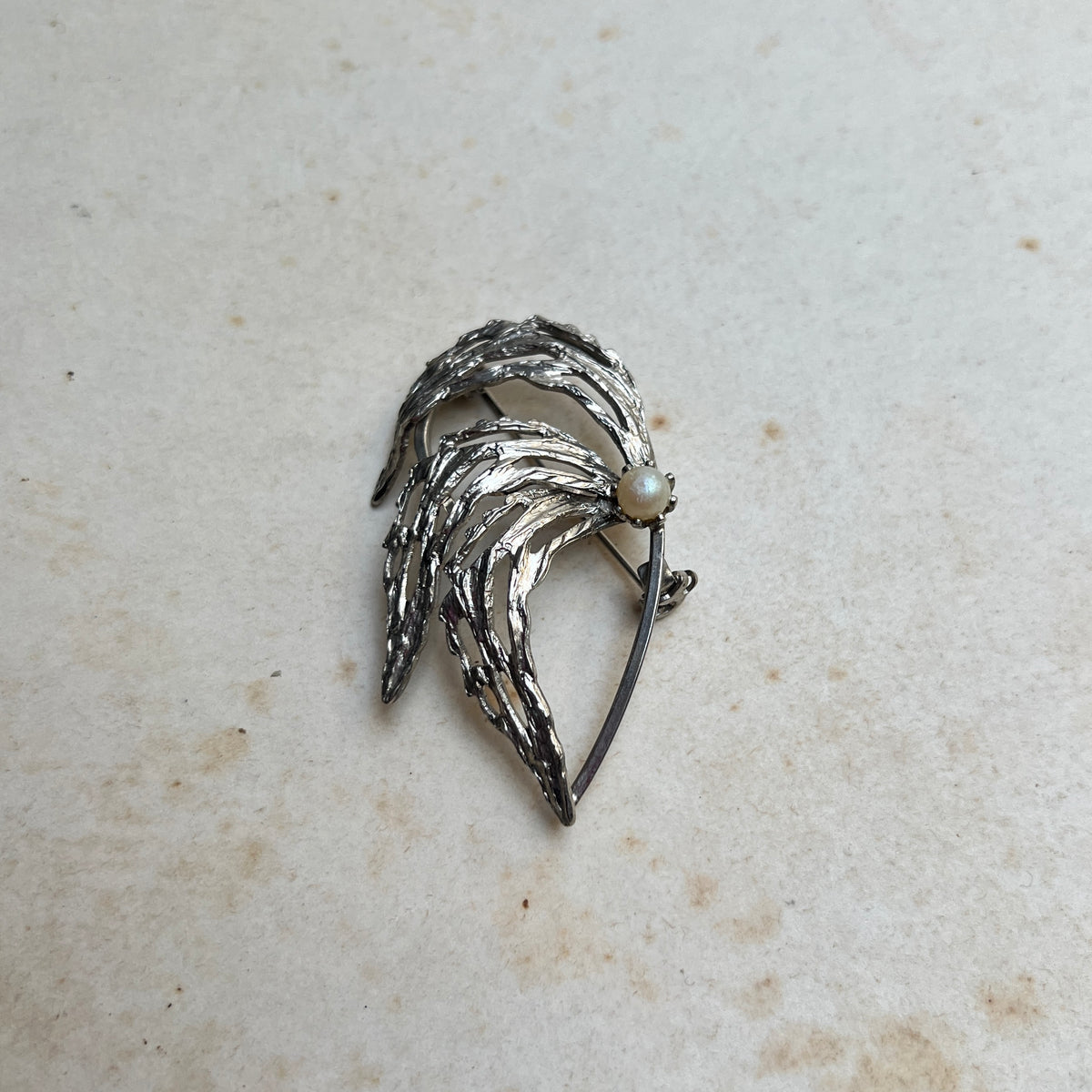 Vintage Modernist Brosche silber mit Perlen und Bark Rinden Borkenmuster