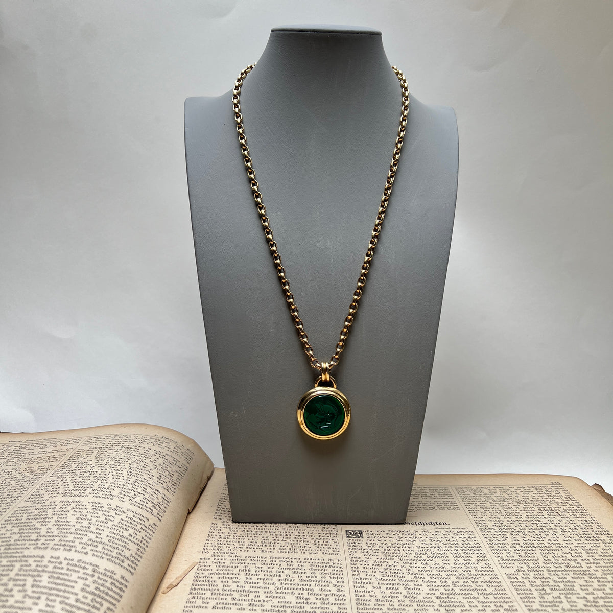 Vintage Designer Modeschmuck Kette NN Edelstahl Herkules Cabochon grün