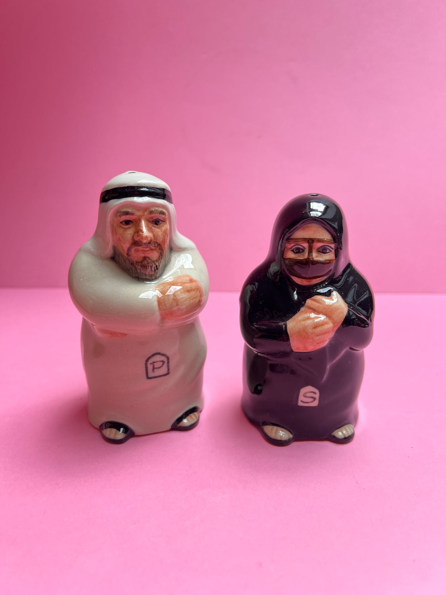 Salz- und Pfefferstreuer Arabisches Paar | Keramik Nippes Streuer Set mit Originalverpackung | Ägypten Souvenir Scheich und Sheikha Niqab