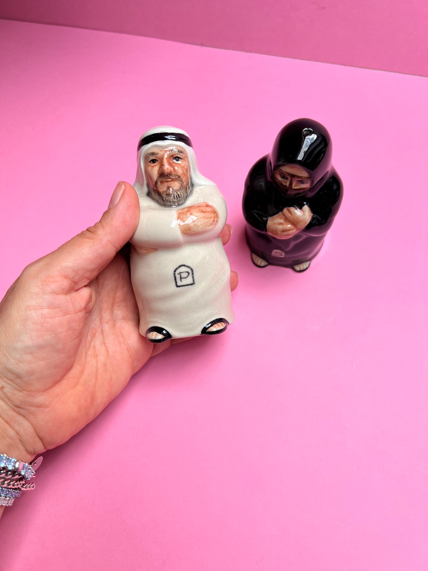 Salz- und Pfefferstreuer Arabisches Paar | Keramik Nippes Streuer Set mit Originalverpackung | Ägypten Souvenir Scheich und Sheikha Niqab