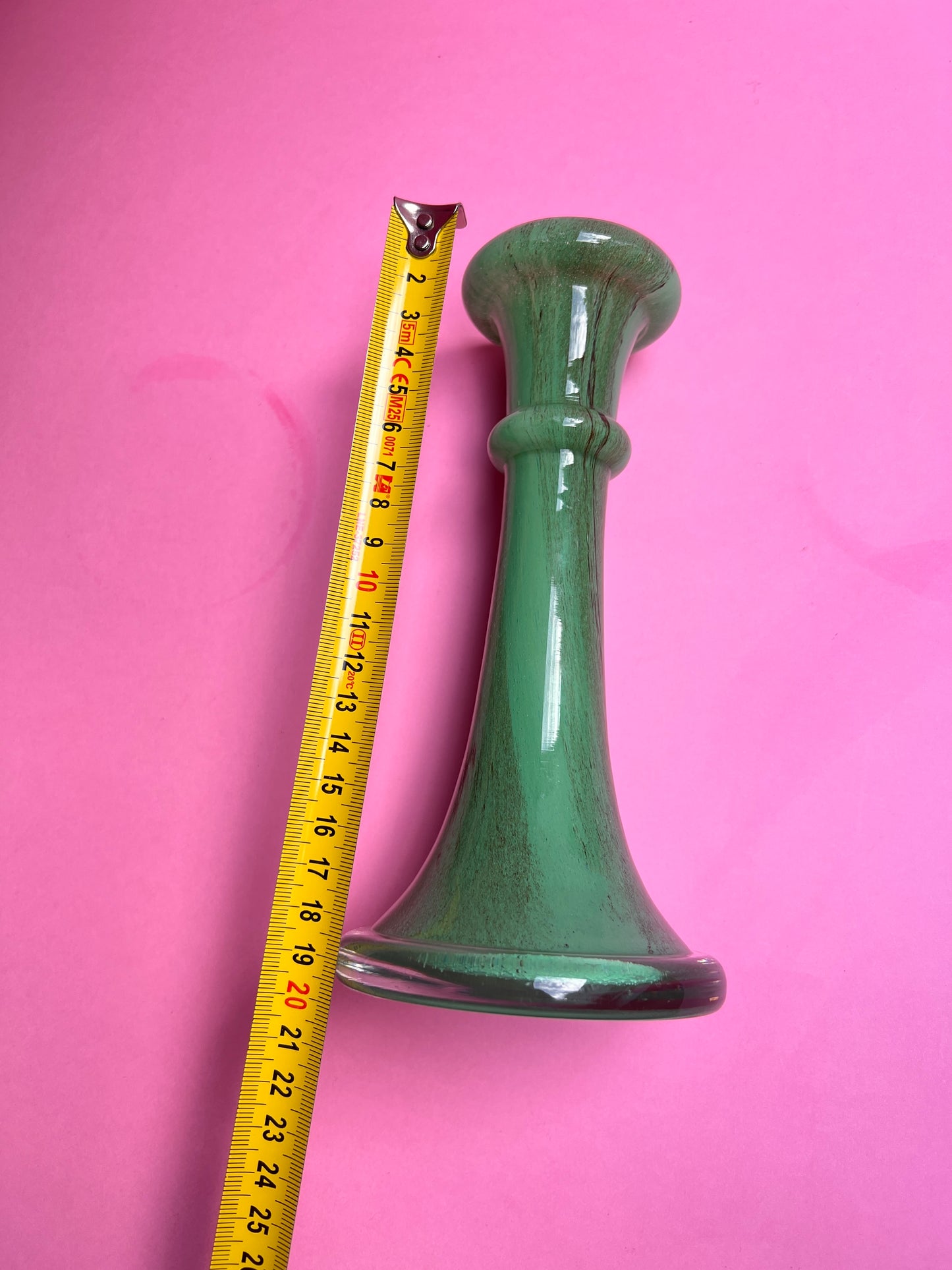Grüner 70er Vintage Blumenvase schmale lange Vase Glas Kerzenständer Retro Jade Marmor Optik für Wohnzimmer