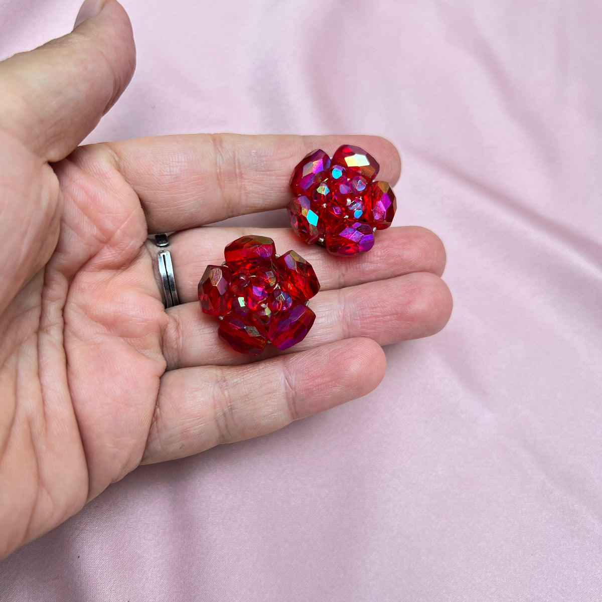 Vintage AB Glitzer Ohrclipse West Germany Deadstock rote Aurora Borealis Cluster Blumen Lagerware 50er Jahre