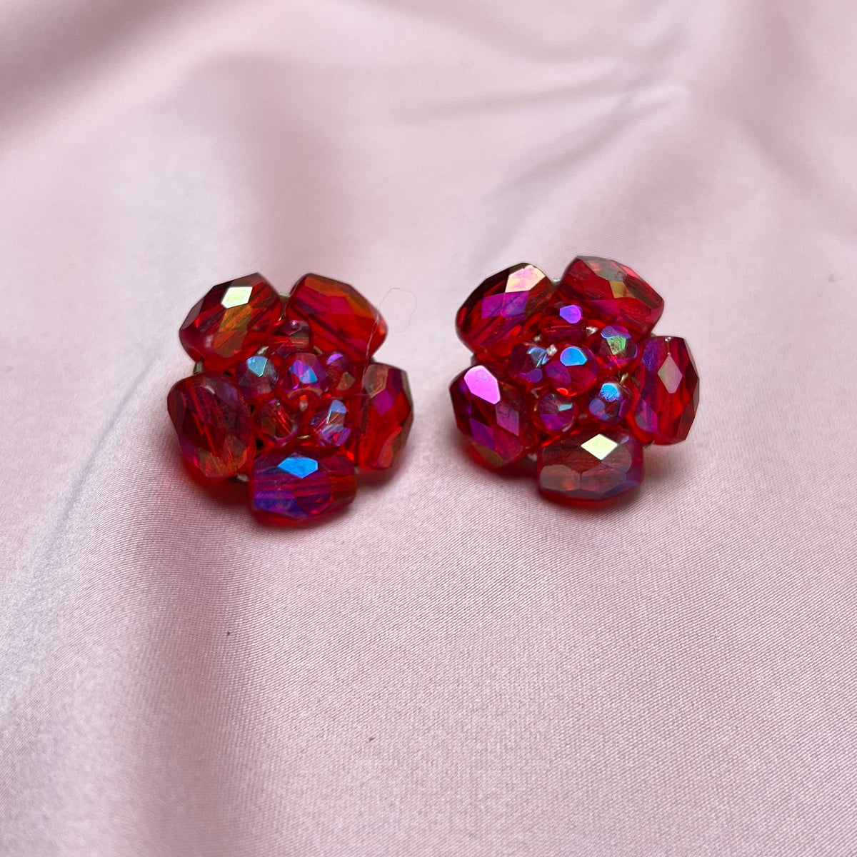 Vintage AB Glitzer Ohrclipse West Germany Deadstock rote Aurora Borealis Cluster Blumen Lagerware 50er Jahre