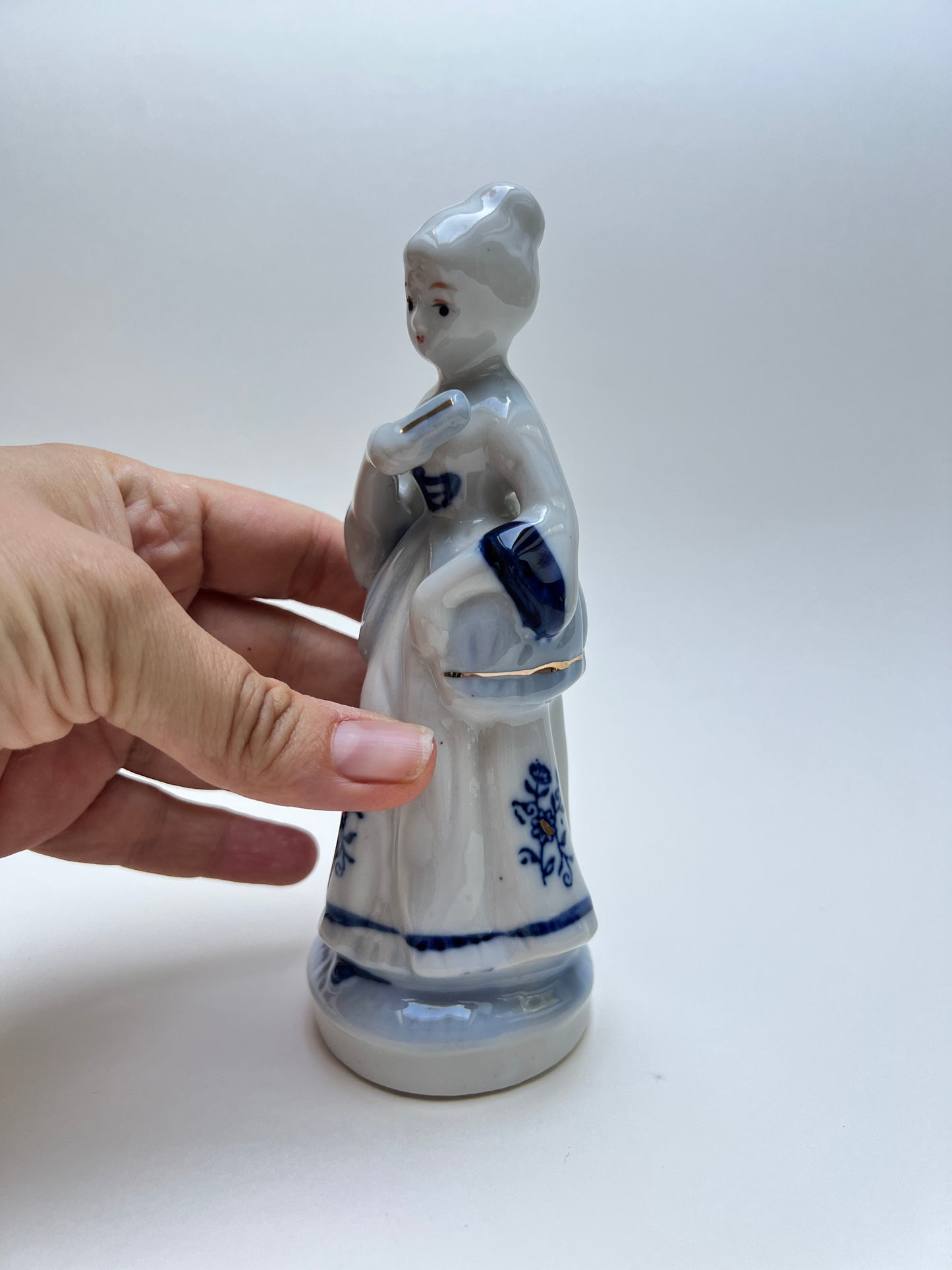 Vintage Porzellanfigur Dame in blau-weißem Kleid Mädchen Zwiebelmuster Kobaltdekor