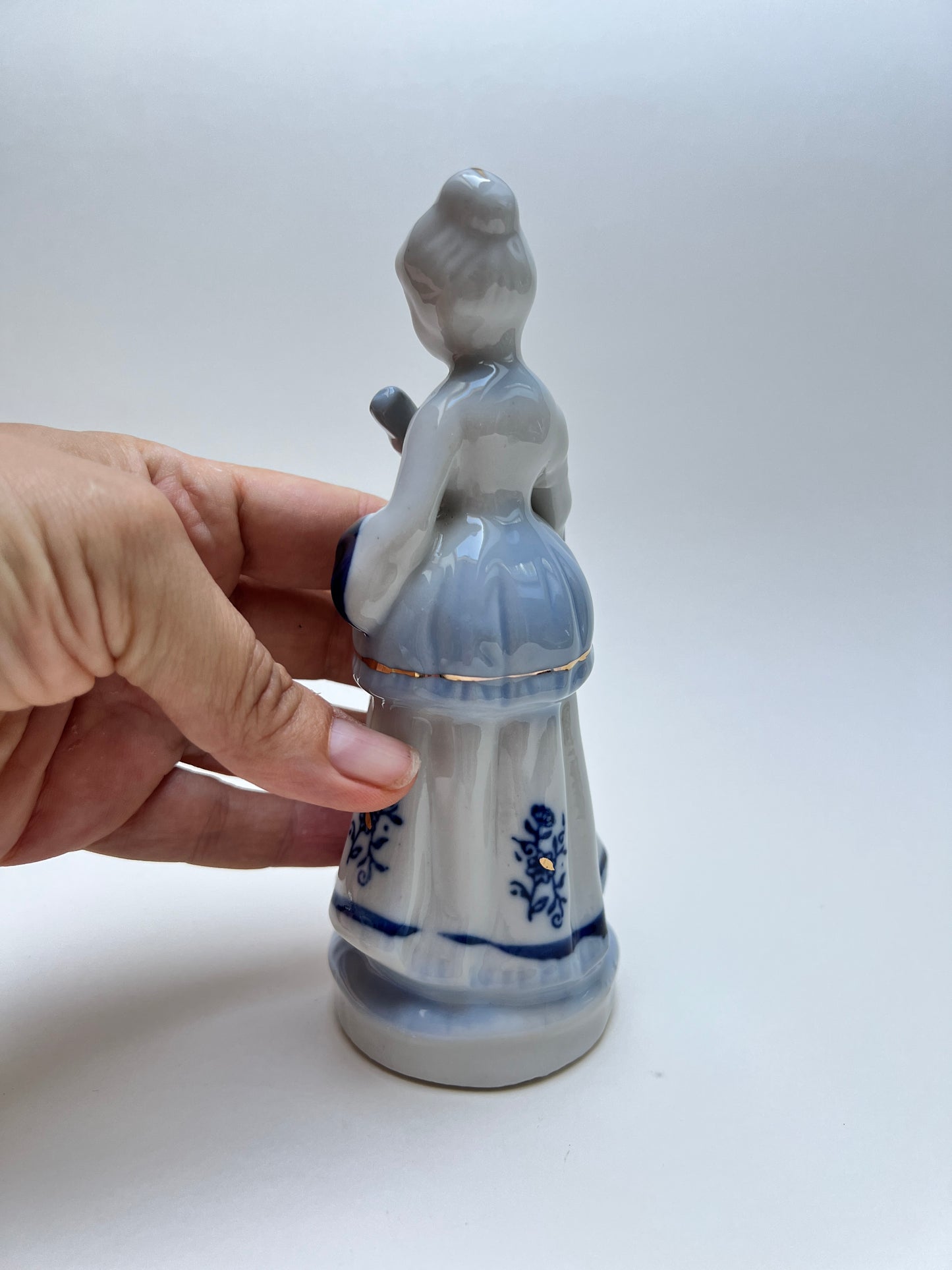 Vintage Porzellanfigur Dame in blau-weißem Kleid Mädchen Zwiebelmuster Kobaltdekor