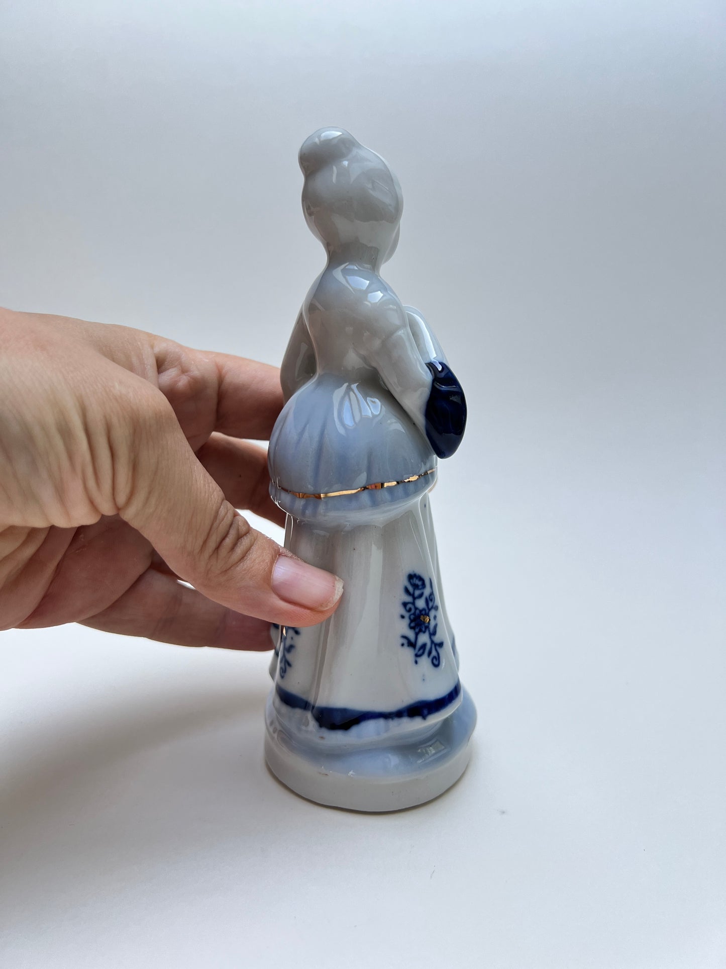 Vintage Porzellanfigur Dame in blau-weißem Kleid Mädchen Zwiebelmuster Kobaltdekor