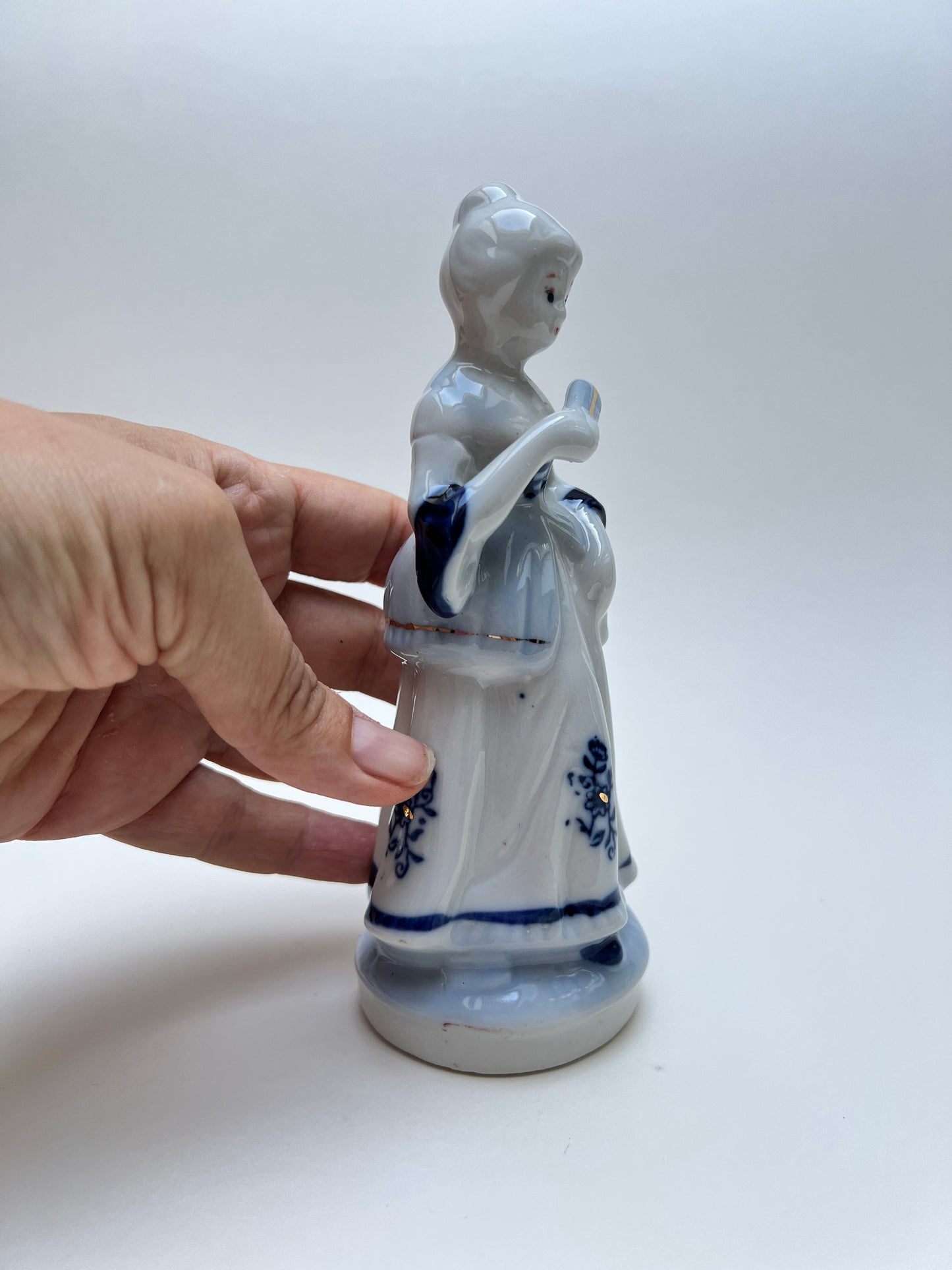 Vintage Porzellanfigur Dame in blau-weißem Kleid Mädchen Zwiebelmuster Kobaltdekor