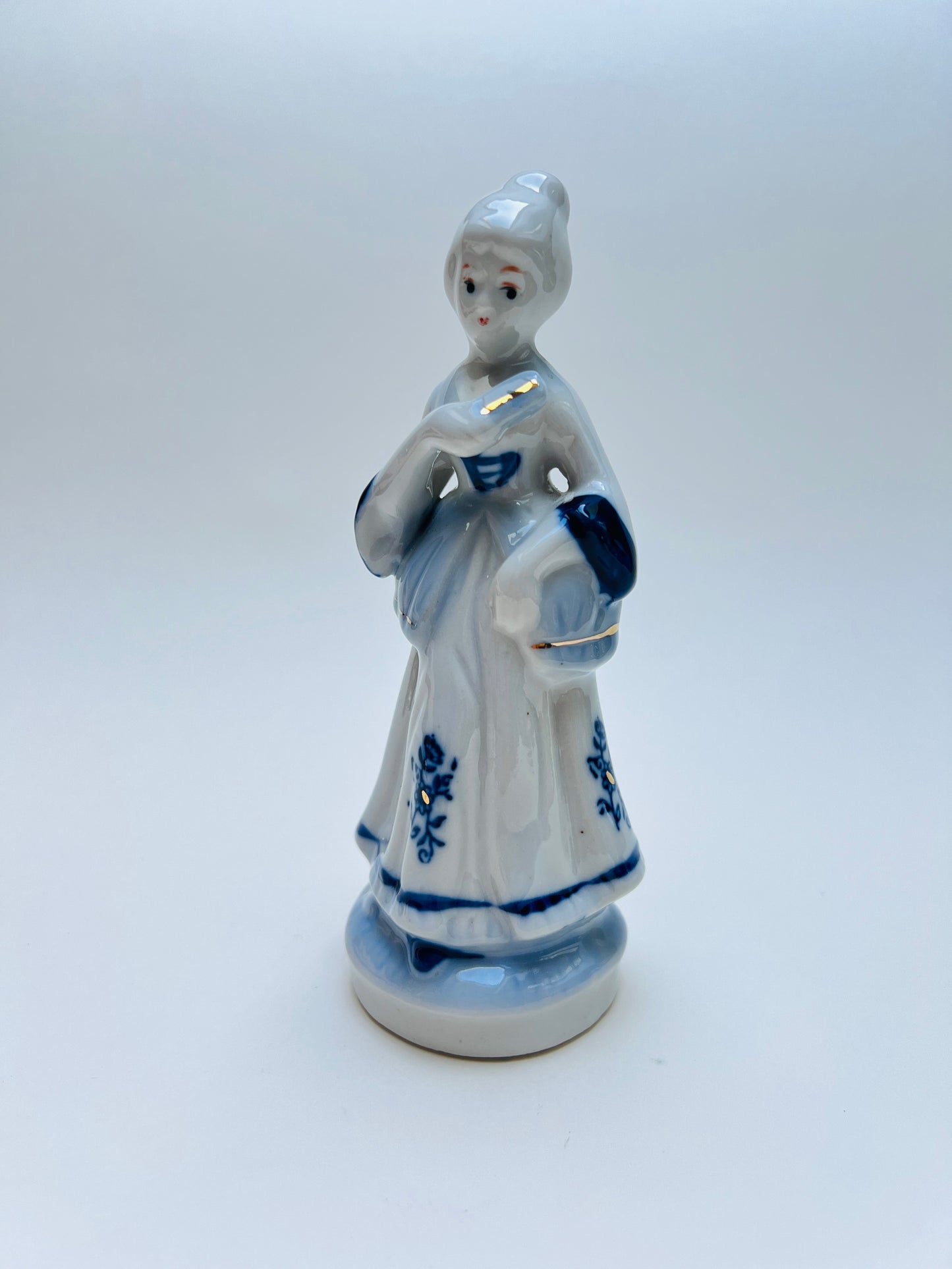 Vintage Porzellanfigur Dame in blau-weißem Kleid Mädchen Zwiebelmuster Kobaltdekor