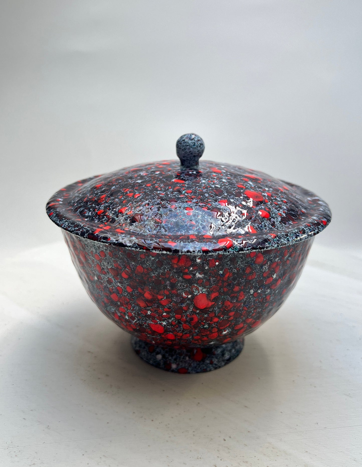 70er Jahre schwarz rote Emaille Dose mit Deckel gesprenkelt Bonbonniere Gewürz Gefäß Vintage Mid Century
