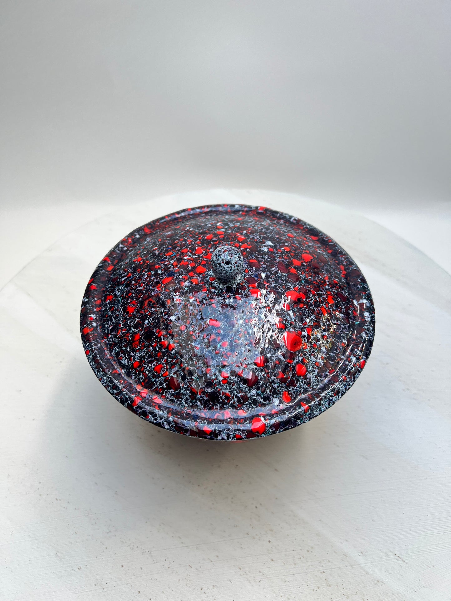 70er Jahre schwarz rote Emaille Dose mit Deckel gesprenkelt Bonbonniere Gewürz Gefäß Vintage Mid Century