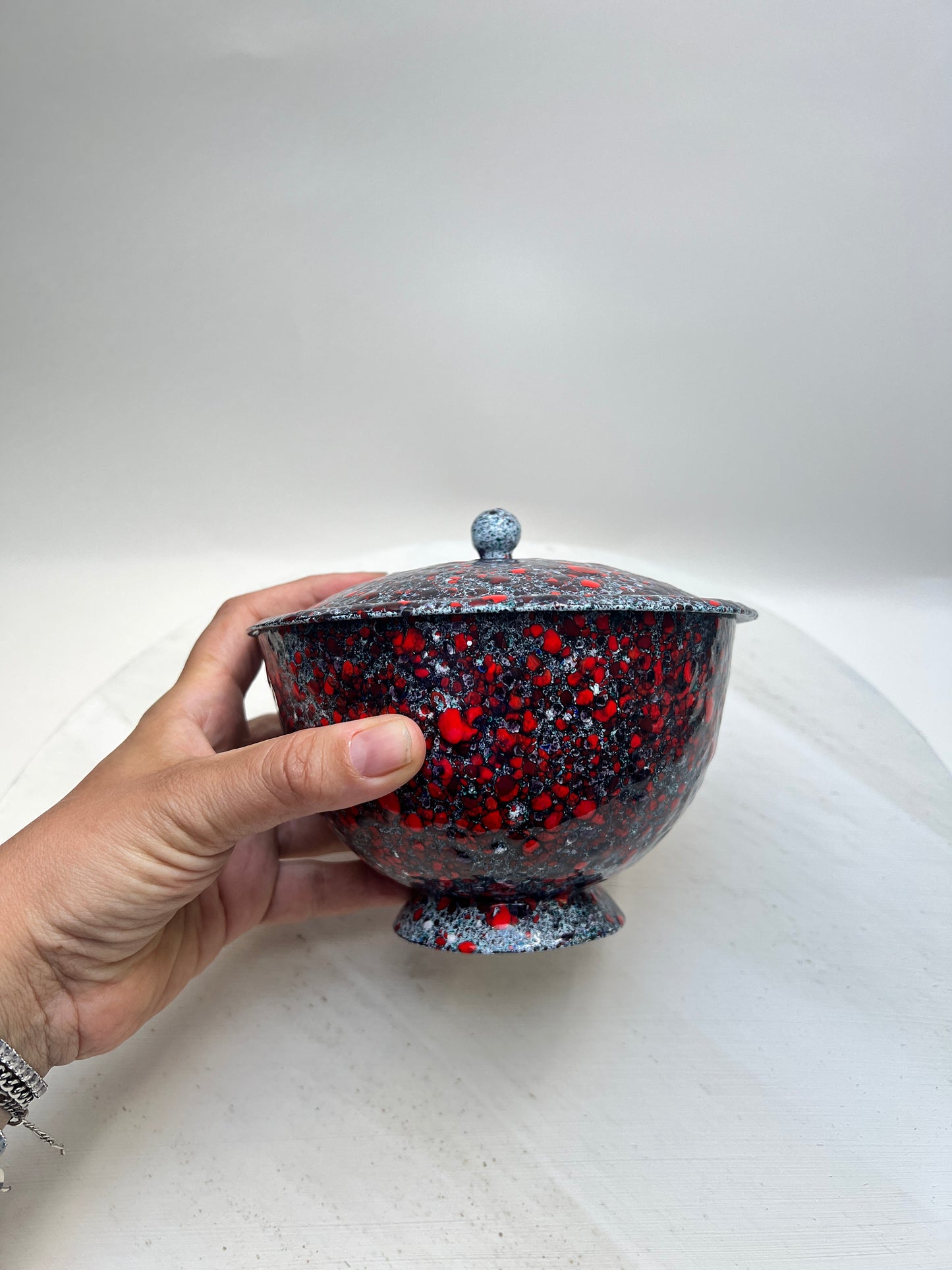 70er Jahre schwarz rote Emaille Dose mit Deckel gesprenkelt Bonbonniere Gewürz Gefäß Vintage Mid Century
