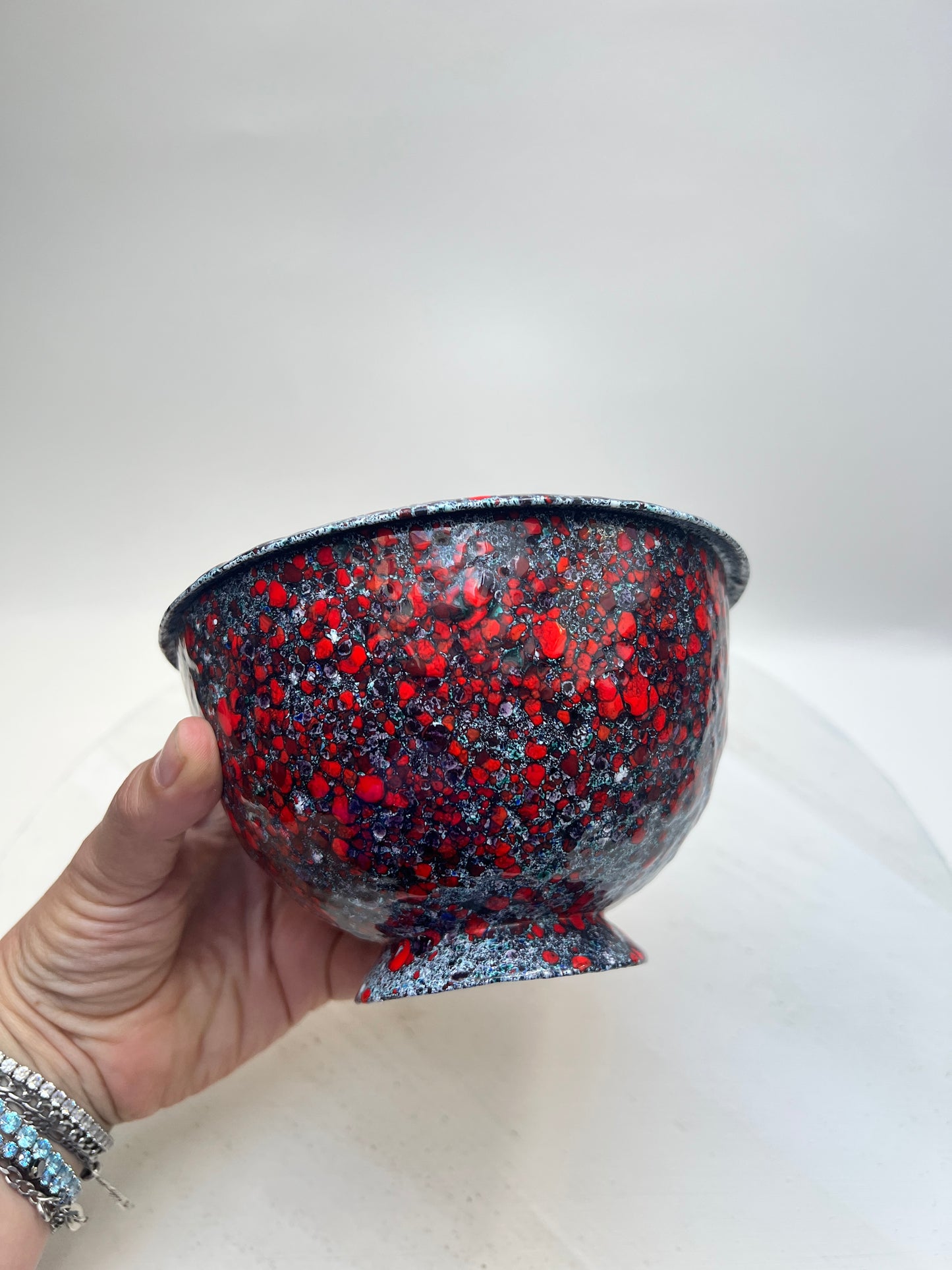 70er Jahre schwarz rote Emaille Dose mit Deckel gesprenkelt Bonbonniere Gewürz Gefäß Vintage Mid Century